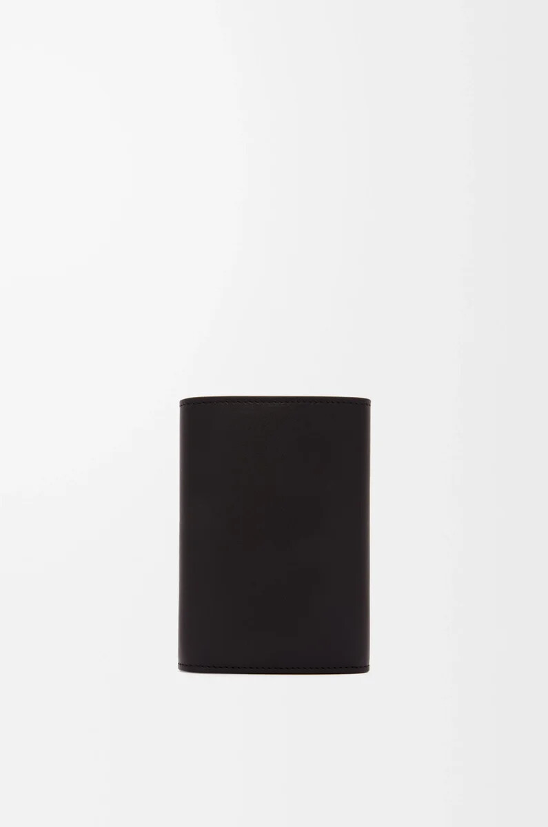 cartera vertical pequeña pebble en piel de becerro napa brillante negra