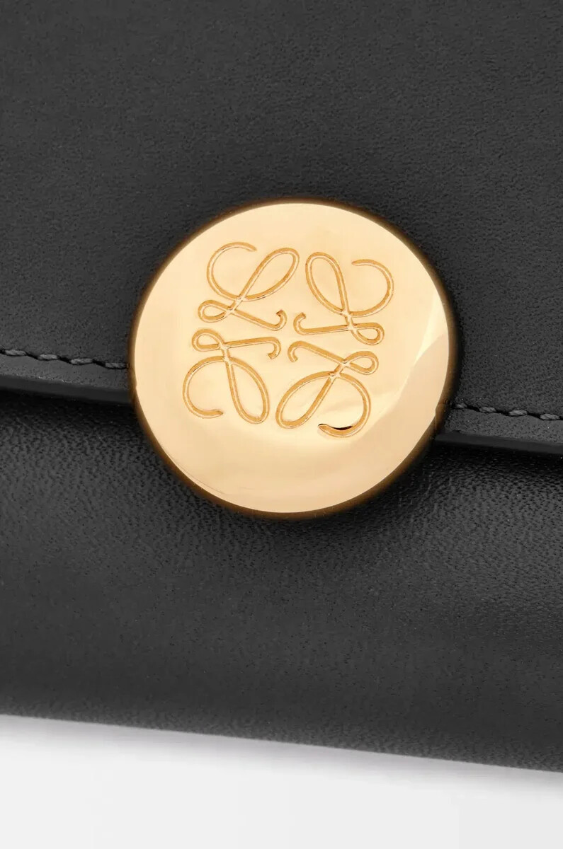 cartera vertical pequeña pebble en piel de becerro napa brillante negra
