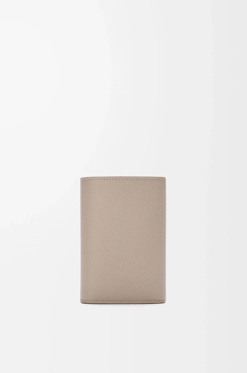 cartera vertical pequeña pebble en piel de becerro granulada color arcilla
