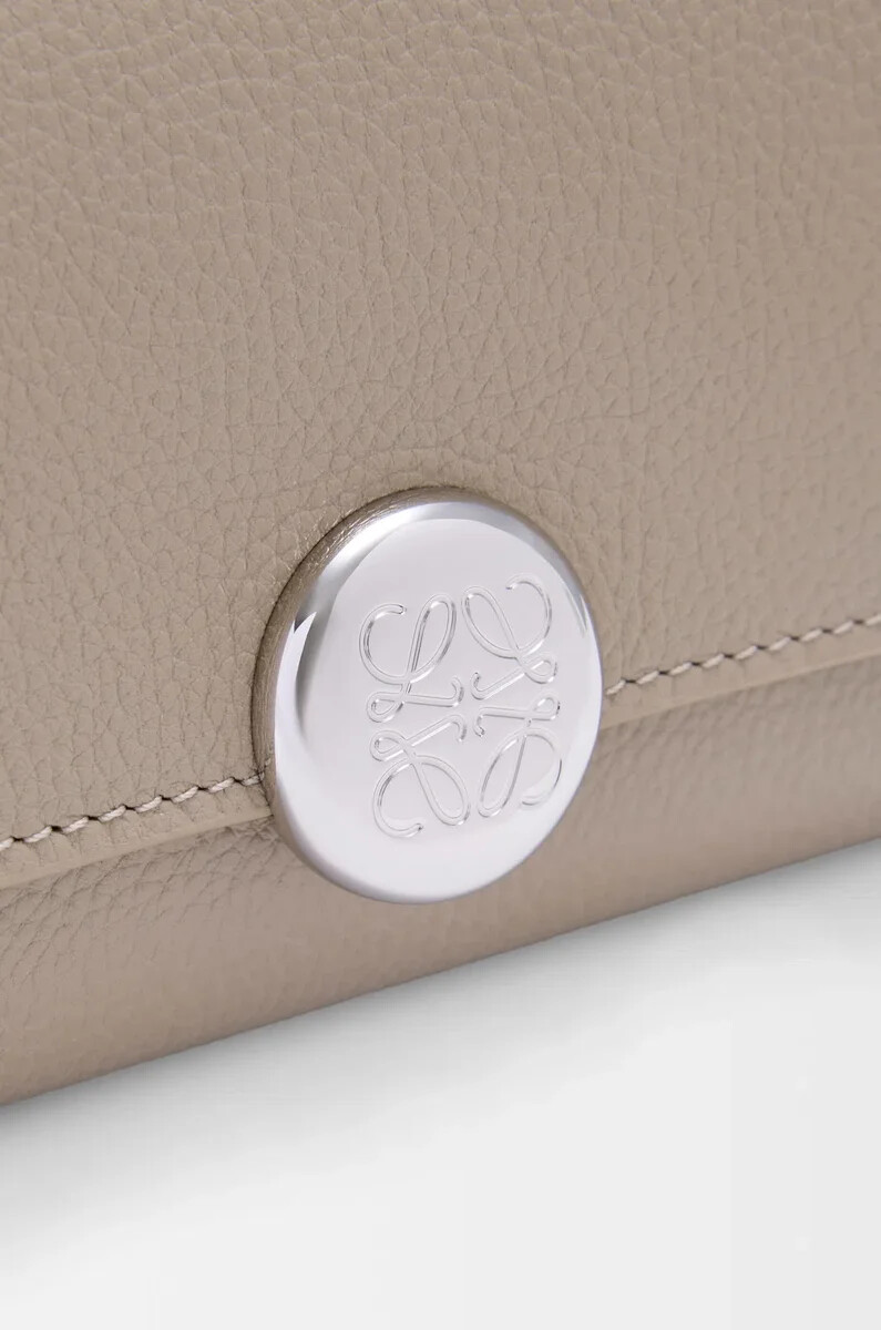 cartera vertical pequeña pebble en piel de becerro granulada color arcilla