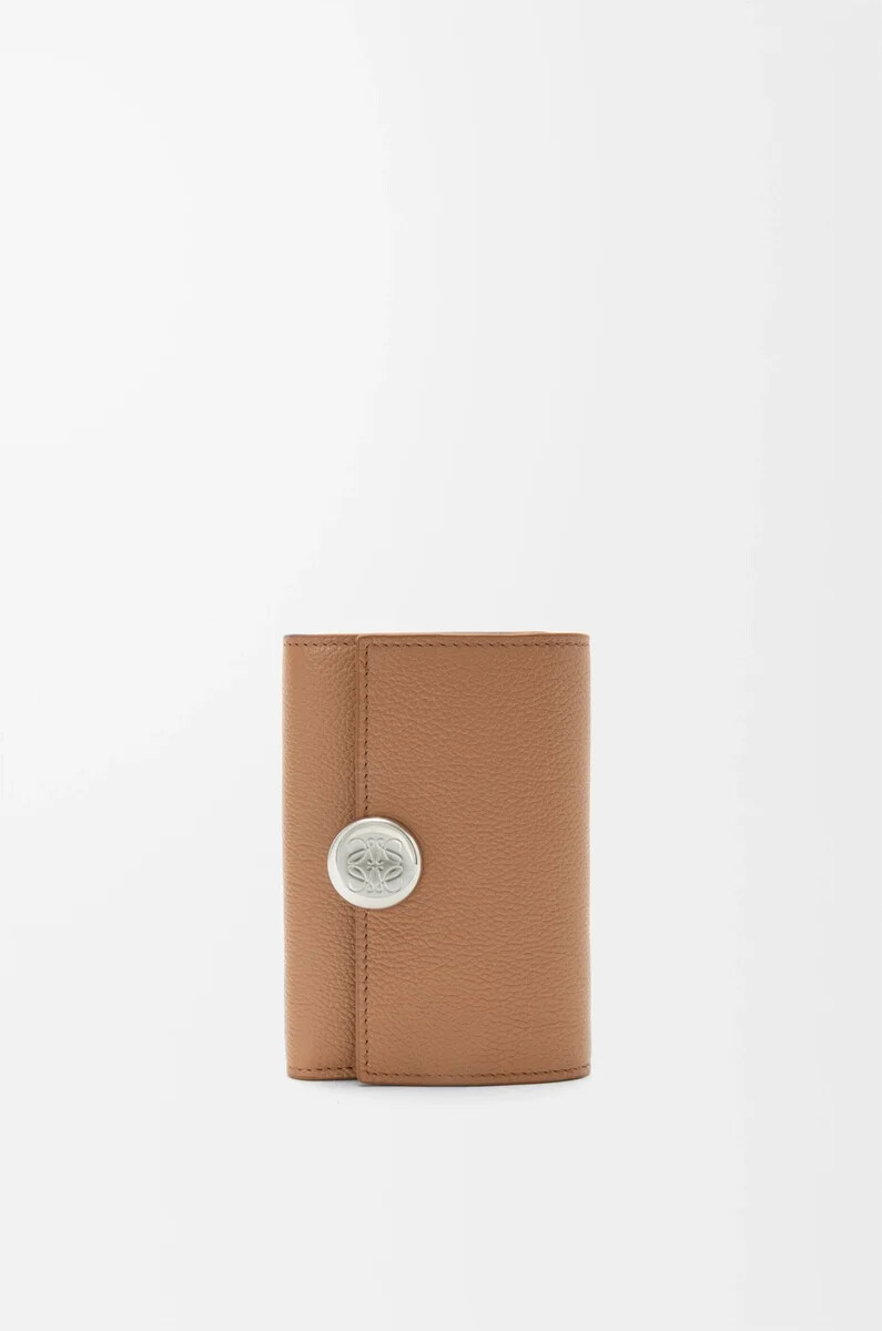 cartera vertical pequeña pebble en piel de becerro granulada color moca