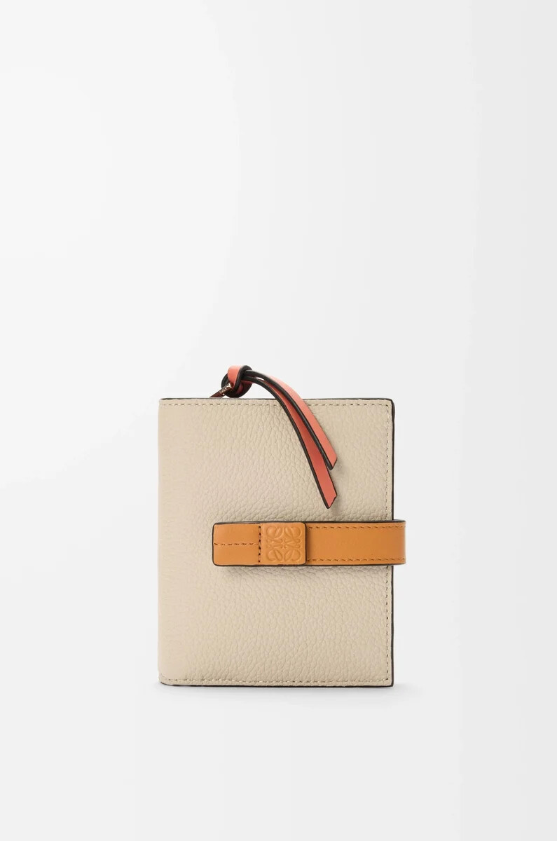 cartera compacta con cremallera en piel de becerro granulada suave color avena claromiel