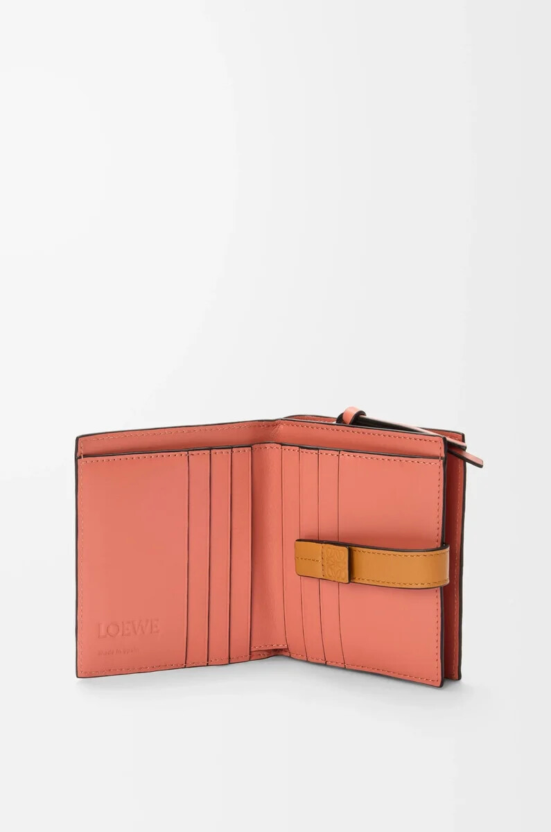 cartera compacta con cremallera en piel de becerro granulada suave color avena claromiel