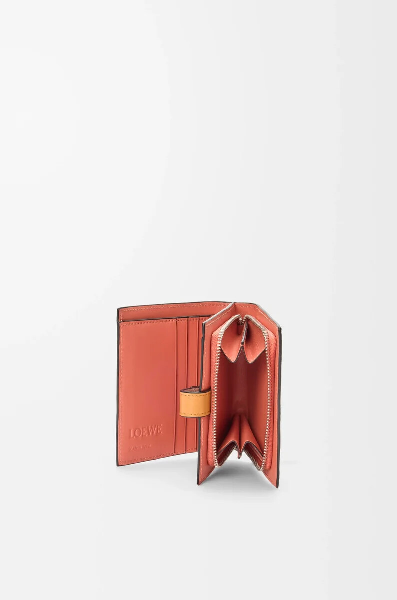 cartera compacta con cremallera en piel de becerro granulada suave color avena claromiel