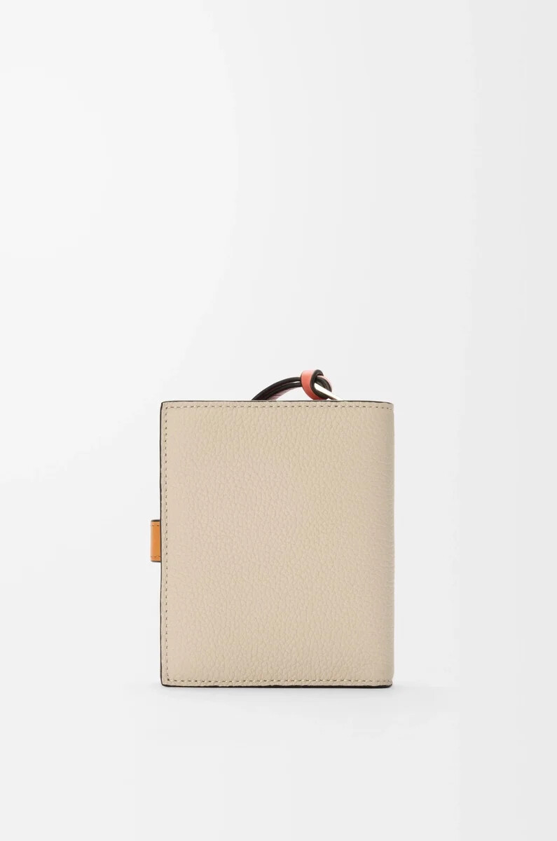 cartera compacta con cremallera en piel de becerro granulada suave color avena claromiel
