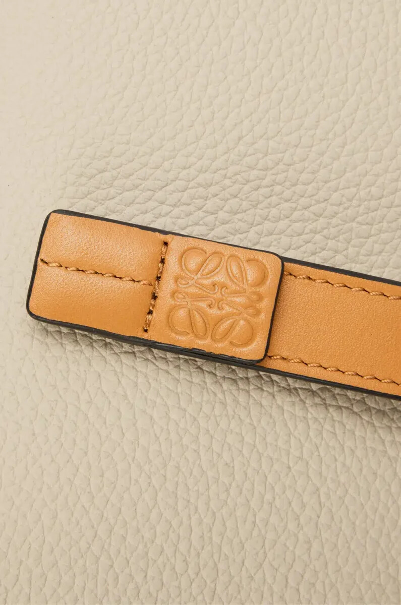 cartera compacta con cremallera en piel de becerro granulada suave color avena claromiel