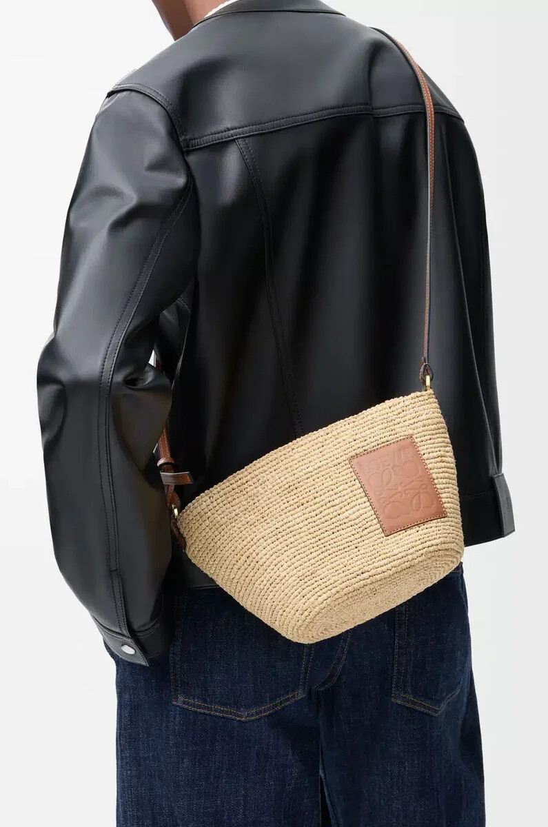 bolso pochette con abertura en rafia y piel de becerro naturalbronceado