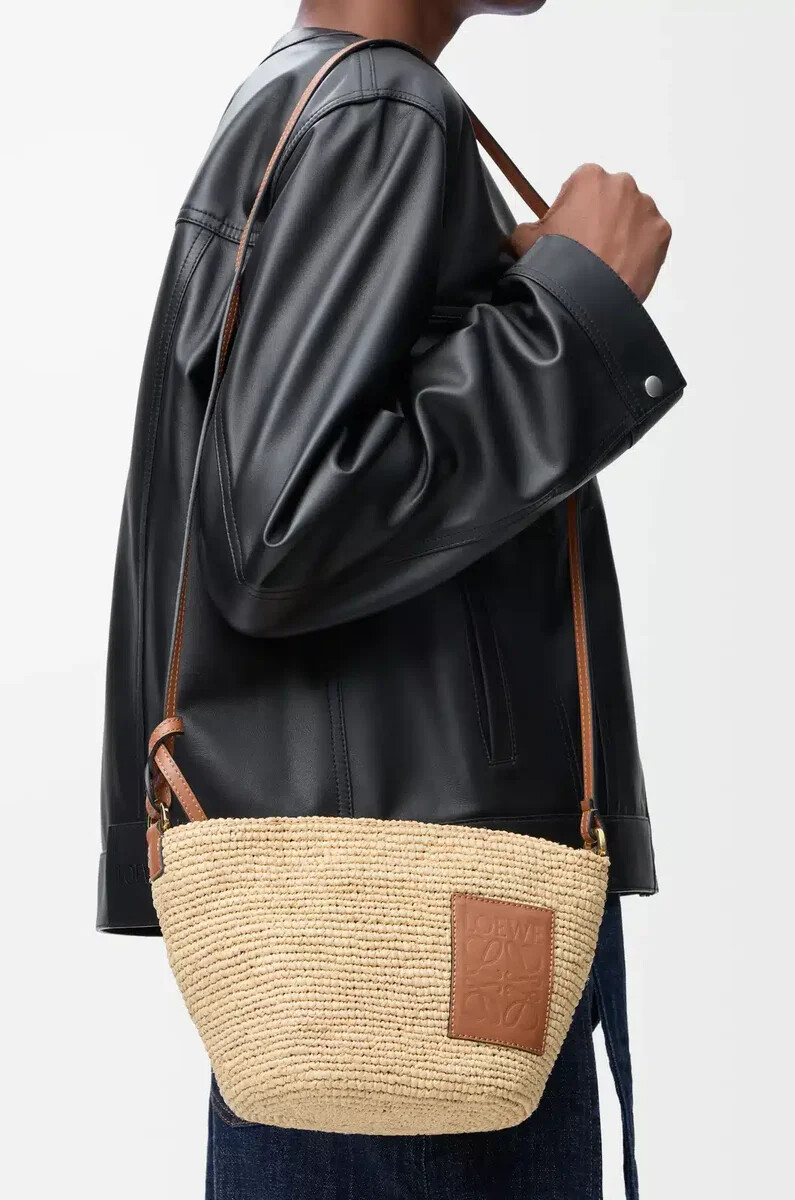 bolso pochette con abertura en rafia y piel de becerro naturalbronceado