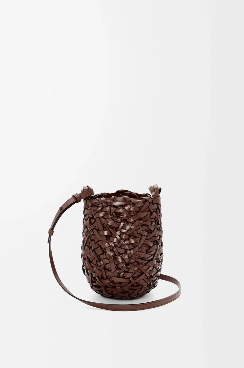 bolso pequeño nest basket en piel de becerro color castaño