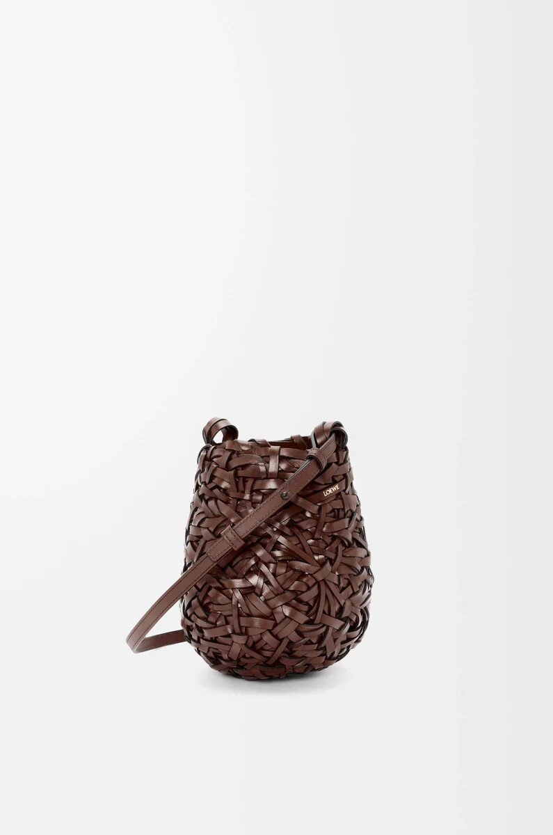 bolso pequeño nest basket en piel de becerro color castaño