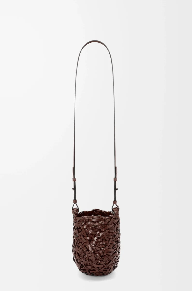 bolso pequeño nest basket en piel de becerro color castaño