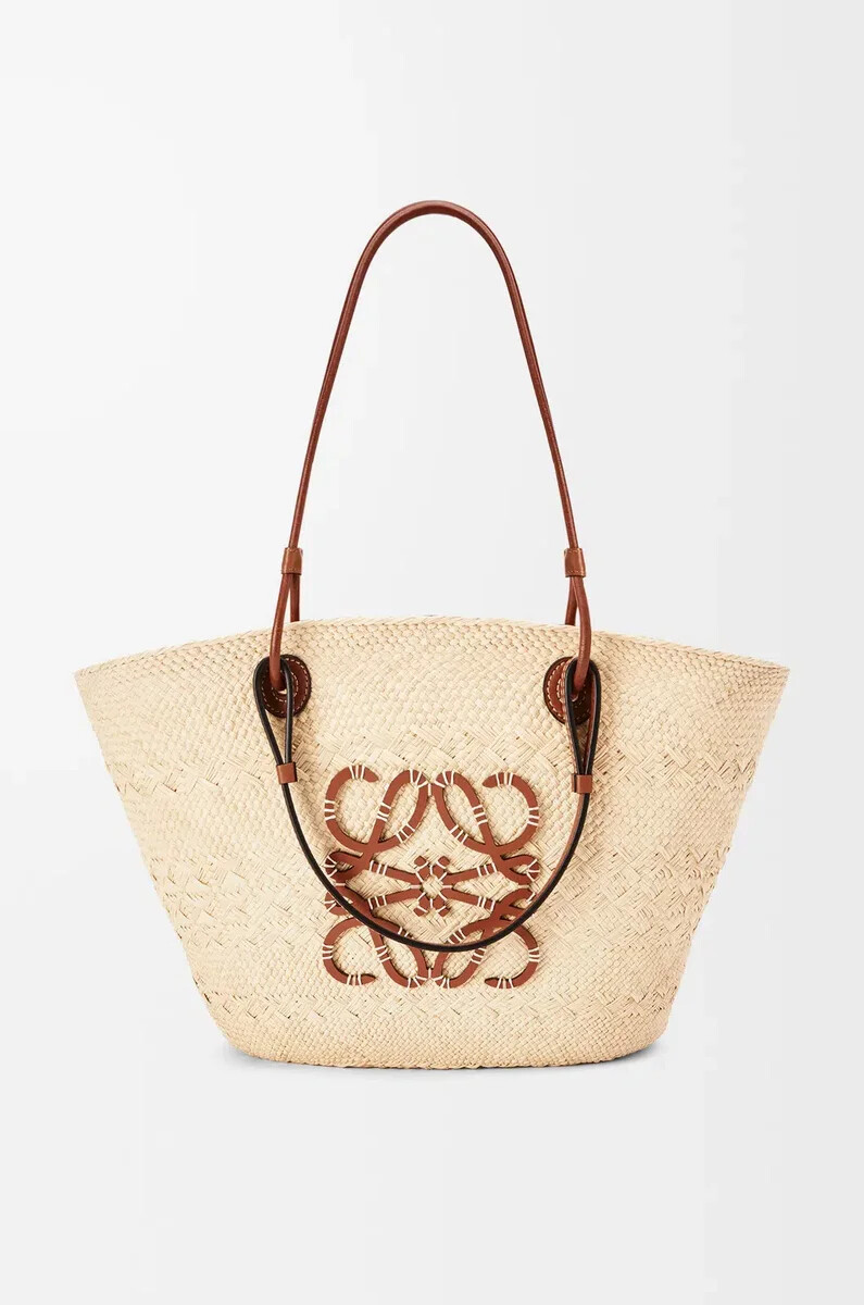 bolso mediano tipo cesta con anagrama en palma de iraca y piel de becerro color naturalbronceado