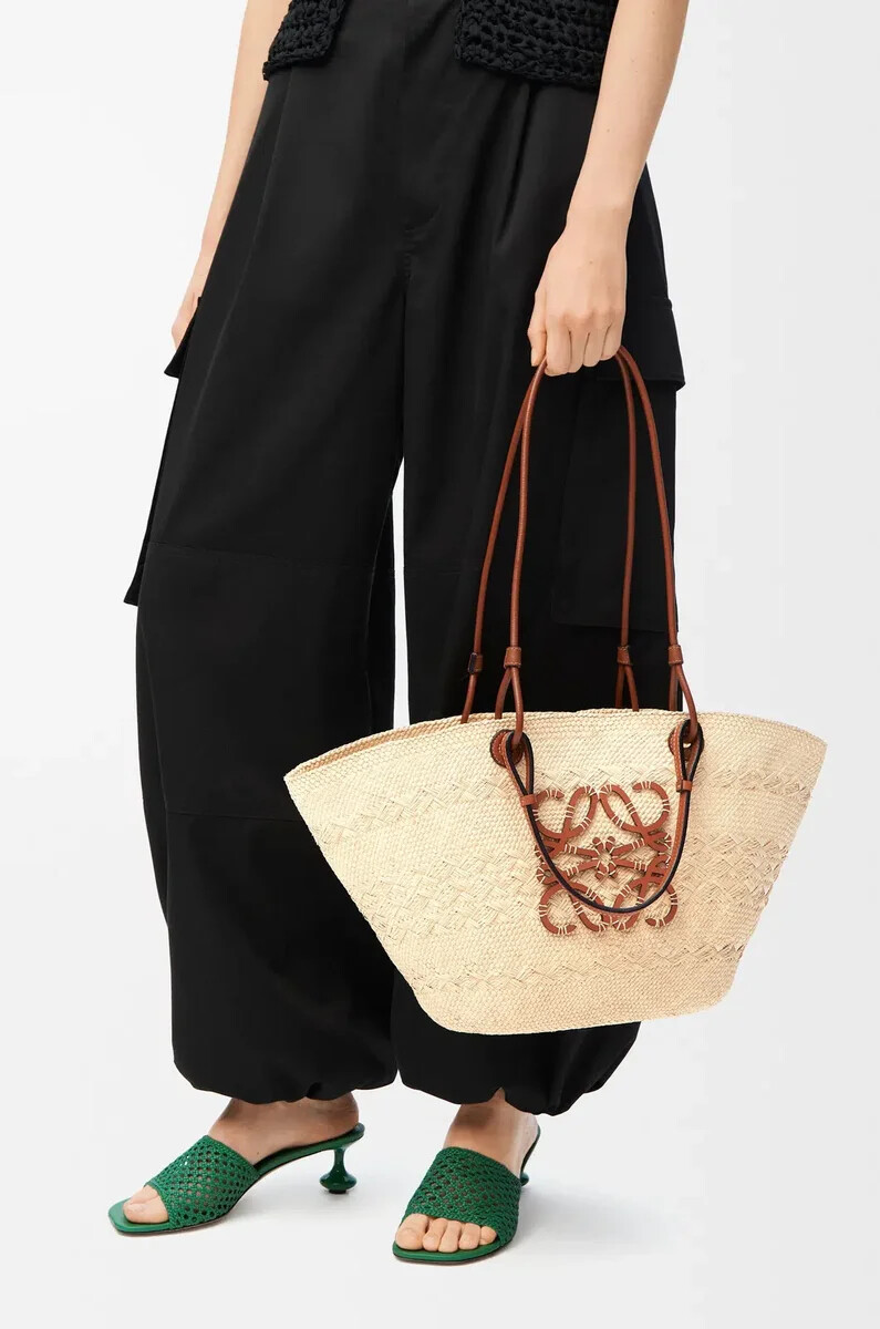bolso mediano tipo cesta con anagrama en palma de iraca y piel de becerro color naturalbronceado