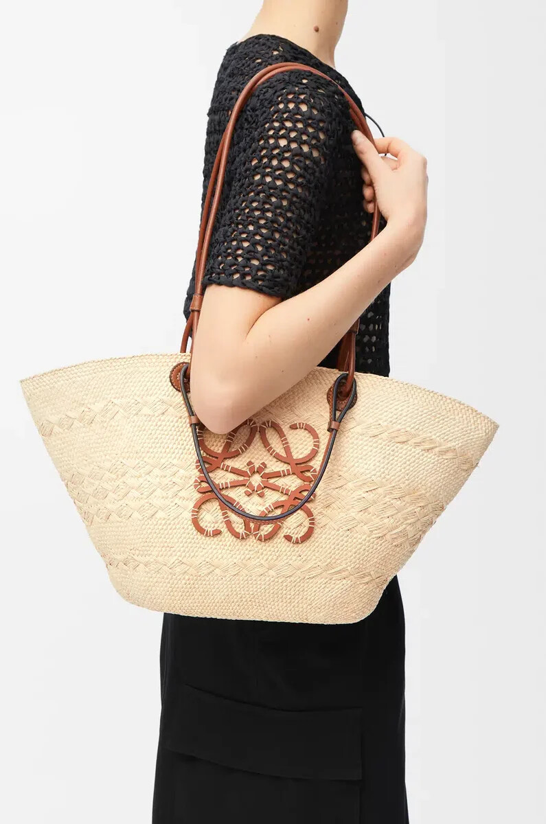 bolso mediano tipo cesta con anagrama en palma de iraca y piel de becerro color naturalbronceado