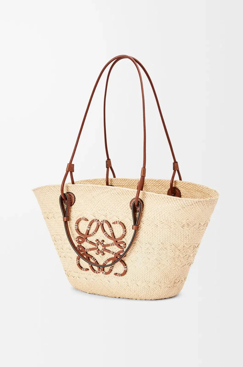 bolso mediano tipo cesta con anagrama en palma de iraca y piel de becerro color naturalbronceado