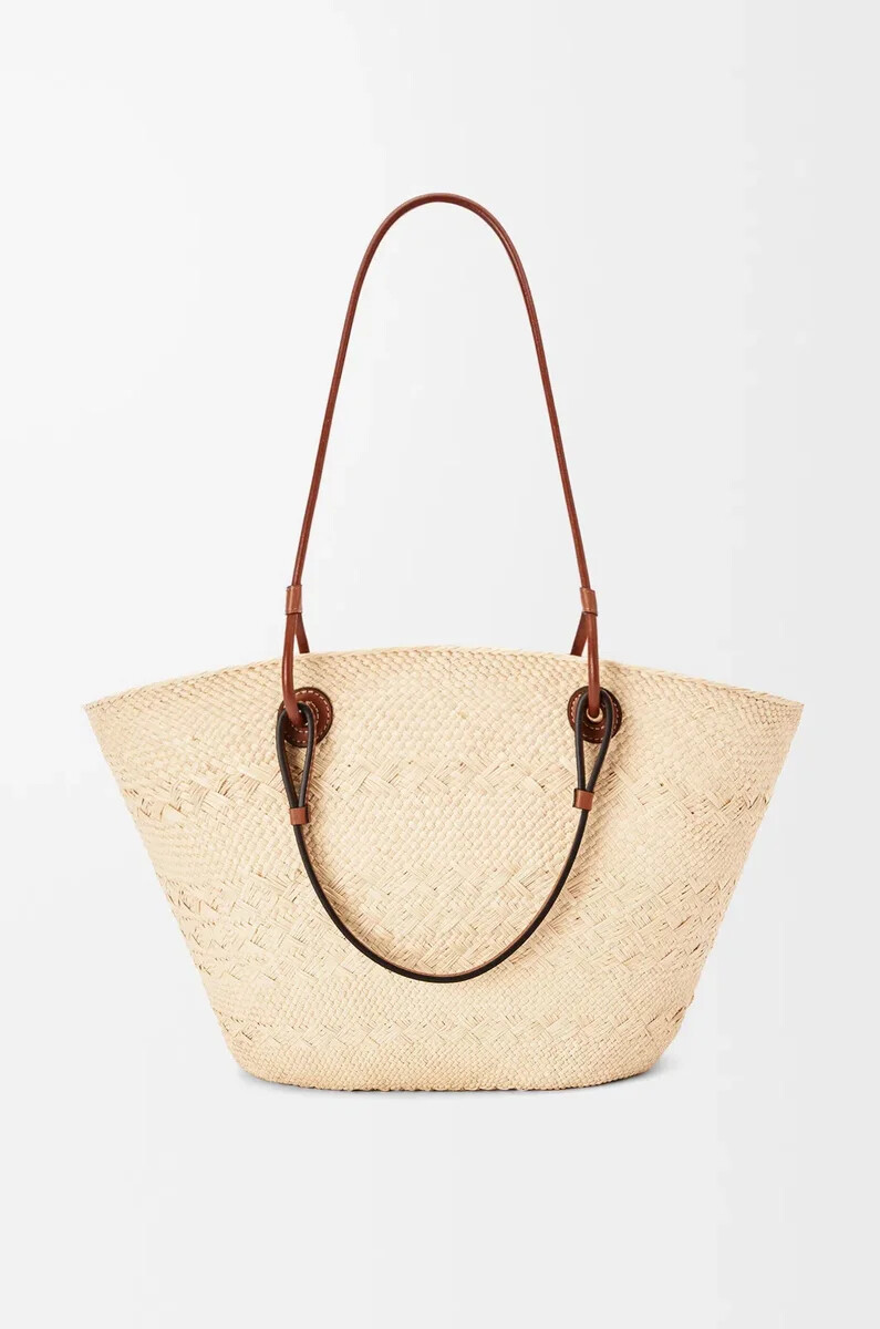 bolso mediano tipo cesta con anagrama en palma de iraca y piel de becerro color naturalbronceado