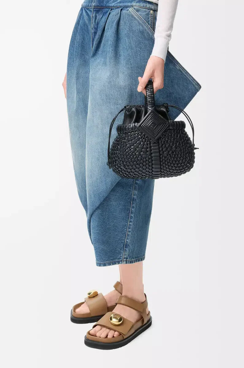 bolso mini diamond round basket en piel de becerro negro