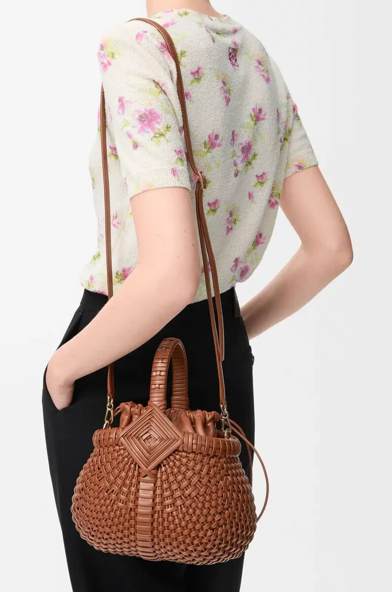 bolso mini diamond round basket en piel de becerro color tostado oscuro