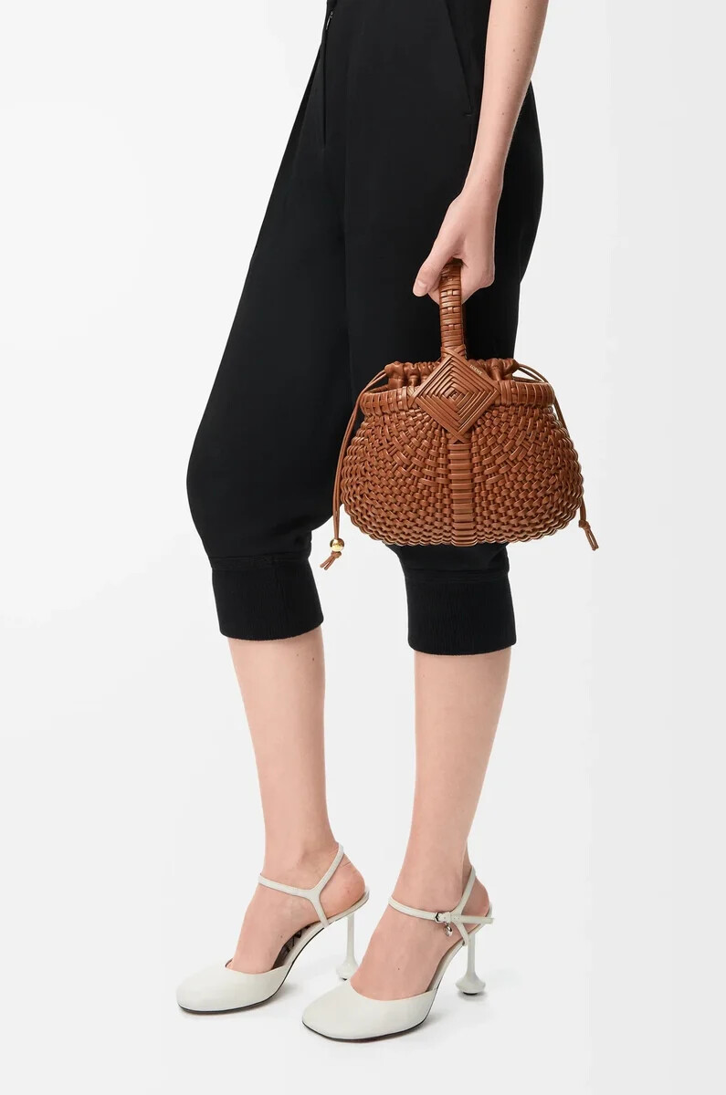bolso mini diamond round basket en piel de becerro color tostado oscuro