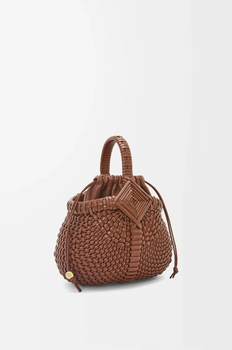 bolso mini diamond round basket en piel de becerro color tostado oscuro