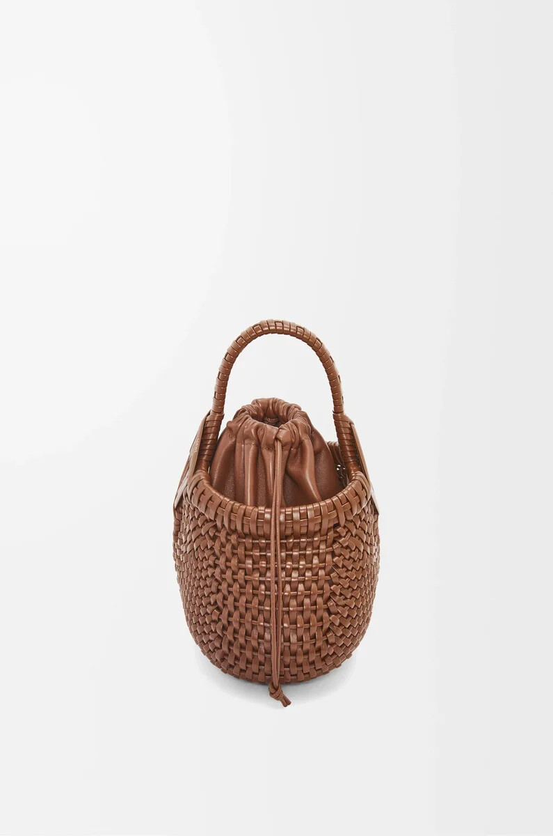bolso mini diamond round basket en piel de becerro color tostado oscuro