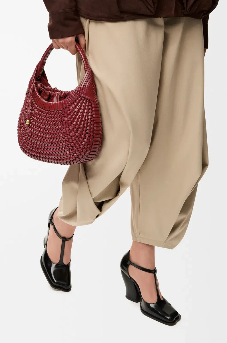 bolso hobo diamond en piel de becerro color cereza
