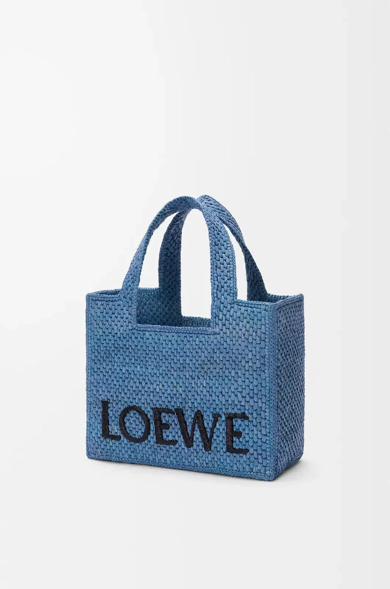 bolso tote pequeño loewe font en rafia azul claro