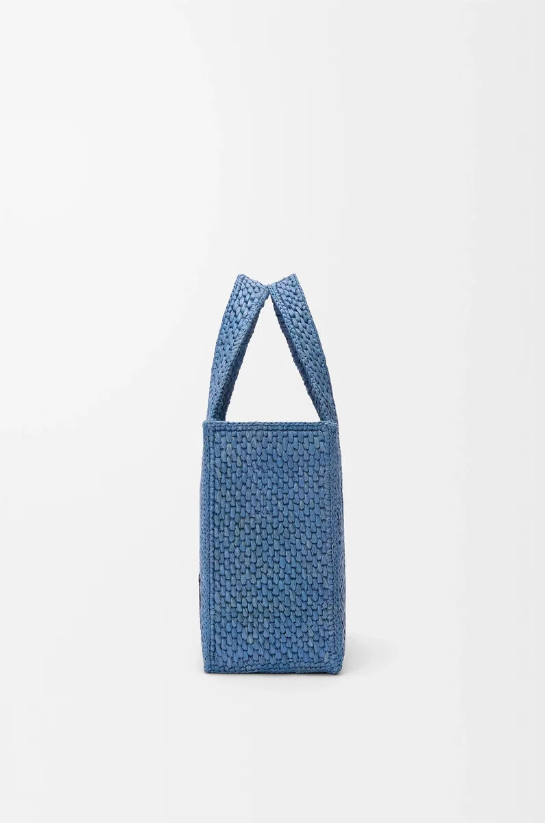 bolso tote pequeño loewe font en rafia azul claro