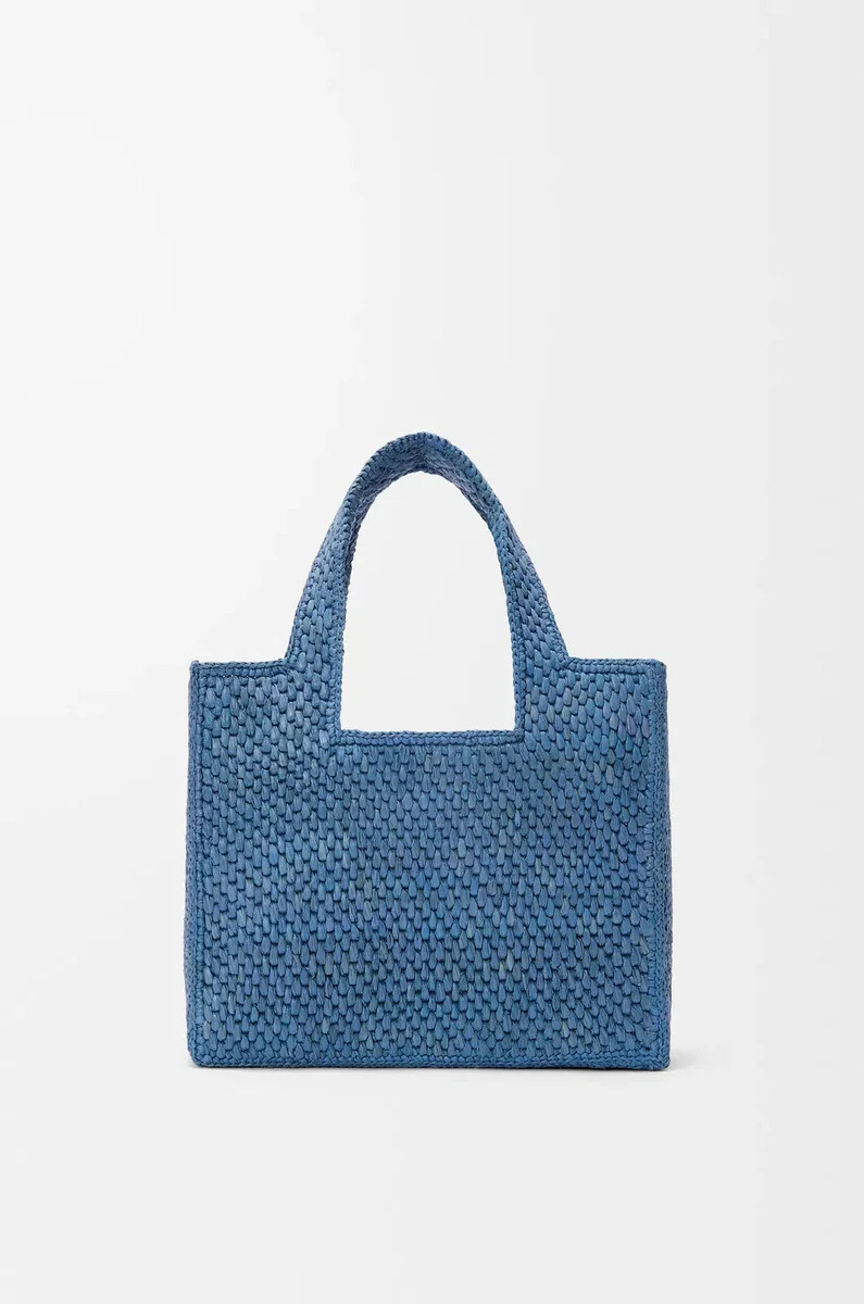 bolso tote pequeño loewe font en rafia azul claro