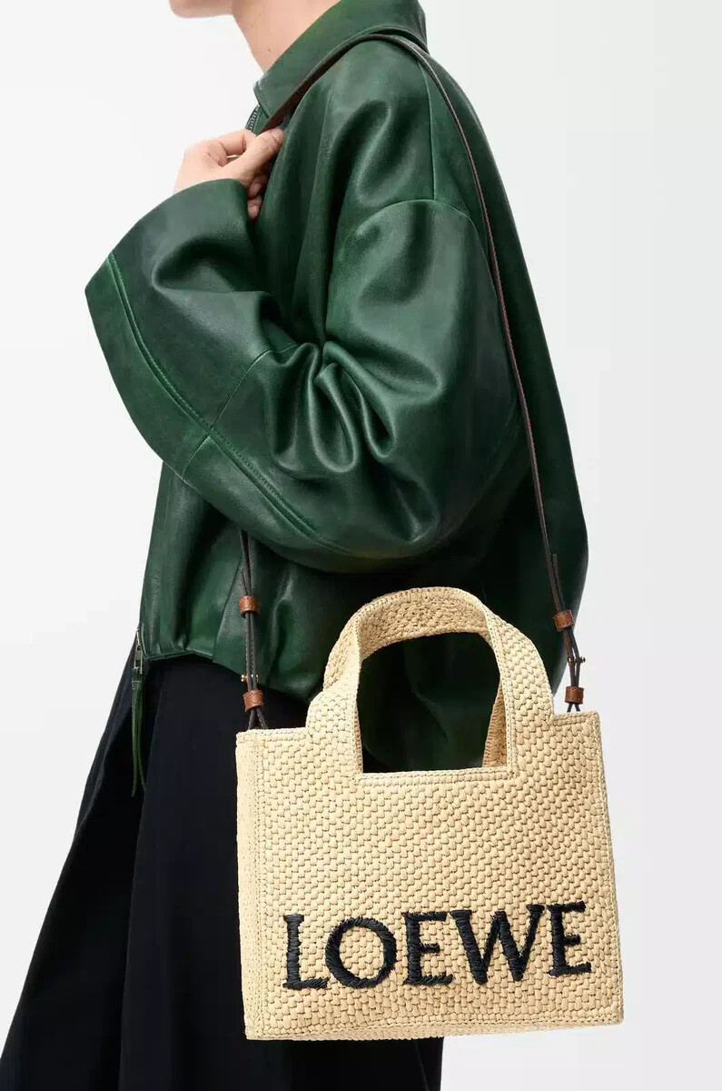 bolso tote pequeño loewe font en rafia natural
