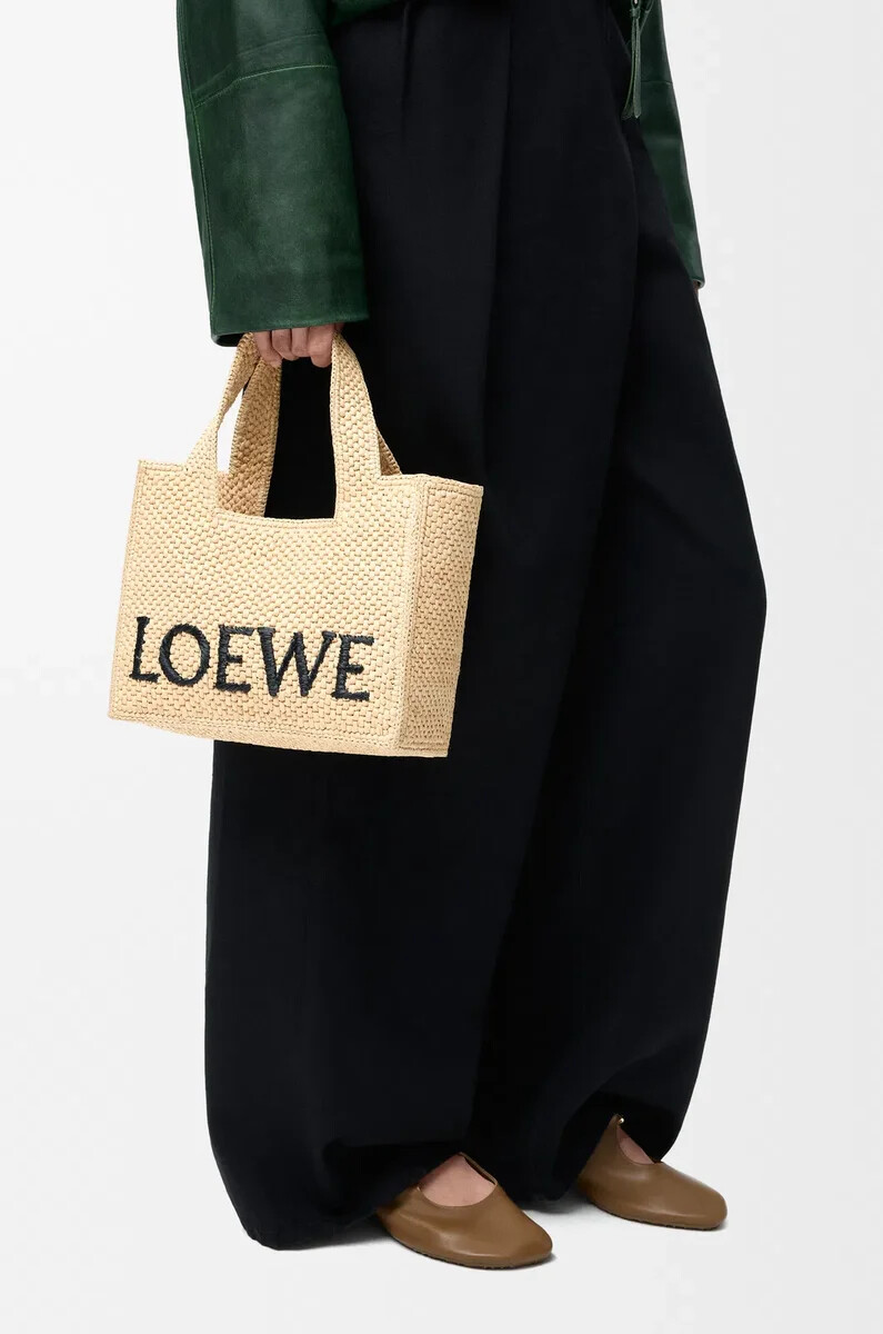 bolso tote pequeño loewe font en rafia natural