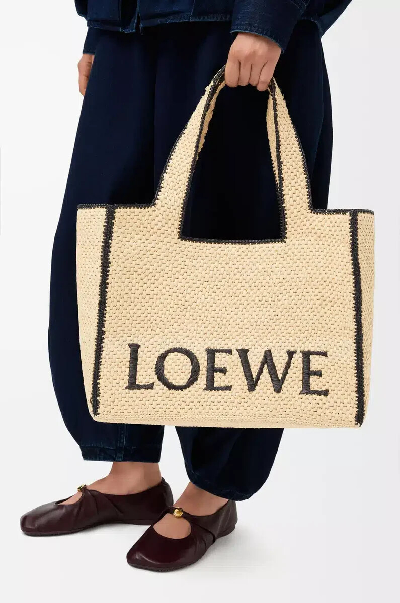 bolso tote grande loewe font en rafia natural