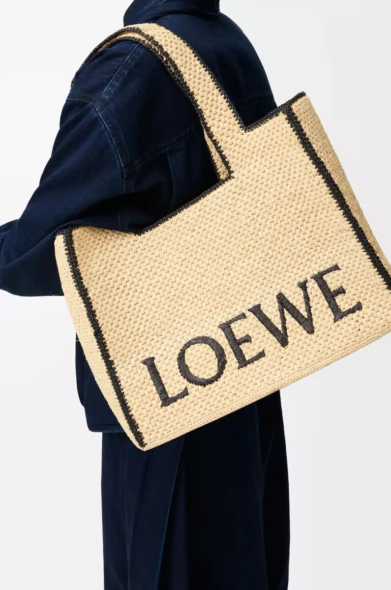 bolso tote grande loewe font en rafia natural
