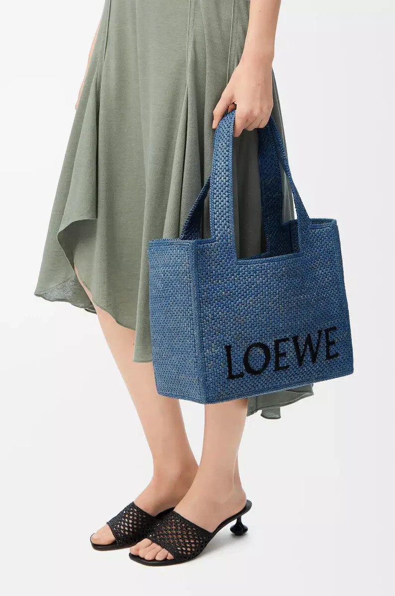bolso tote mediano loewe font en rafia azul claro