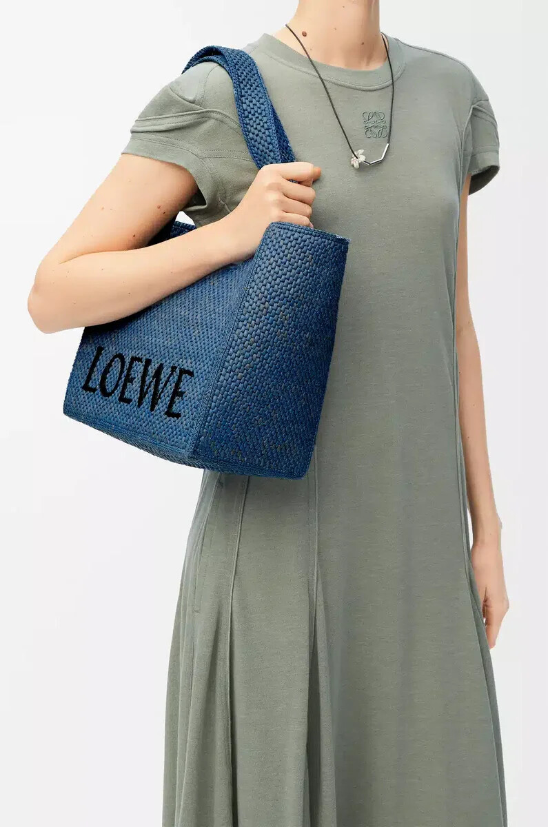bolso tote mediano loewe font en rafia azul claro