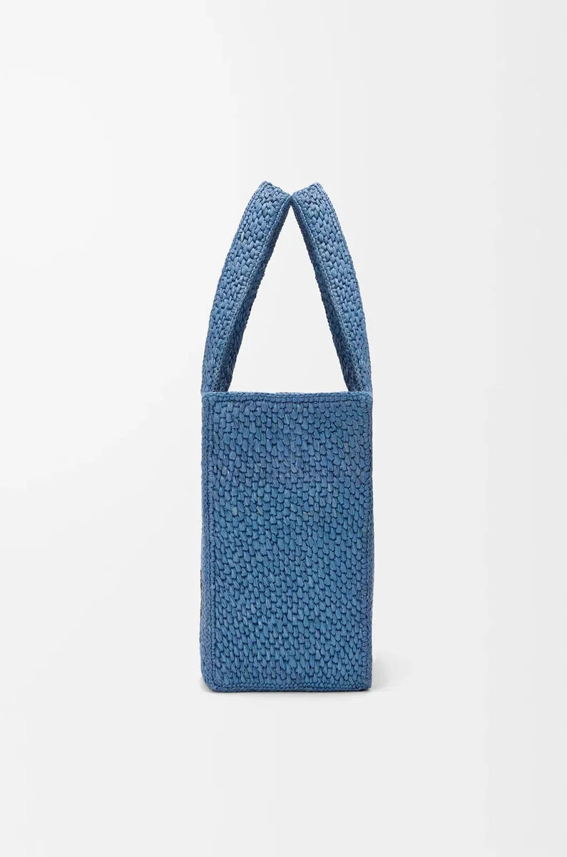 bolso tote mediano loewe font en rafia azul claro