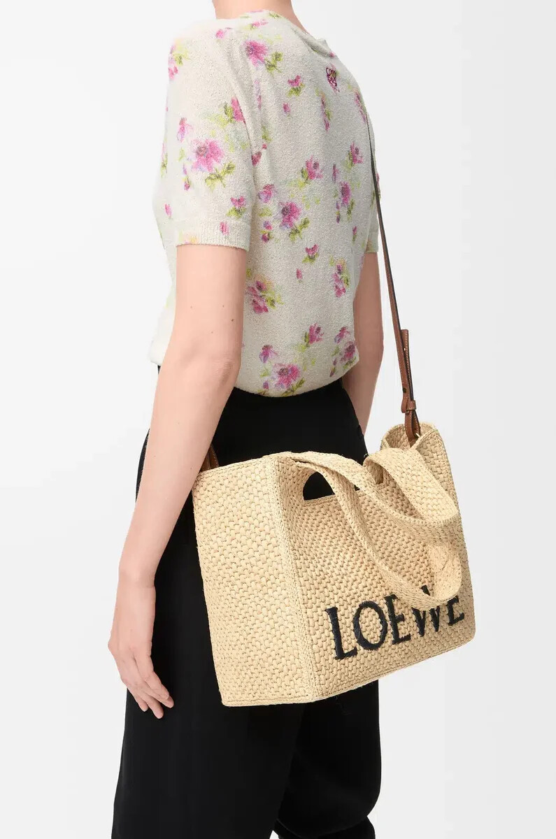 bolso tote mediano loewe font en rafia natural