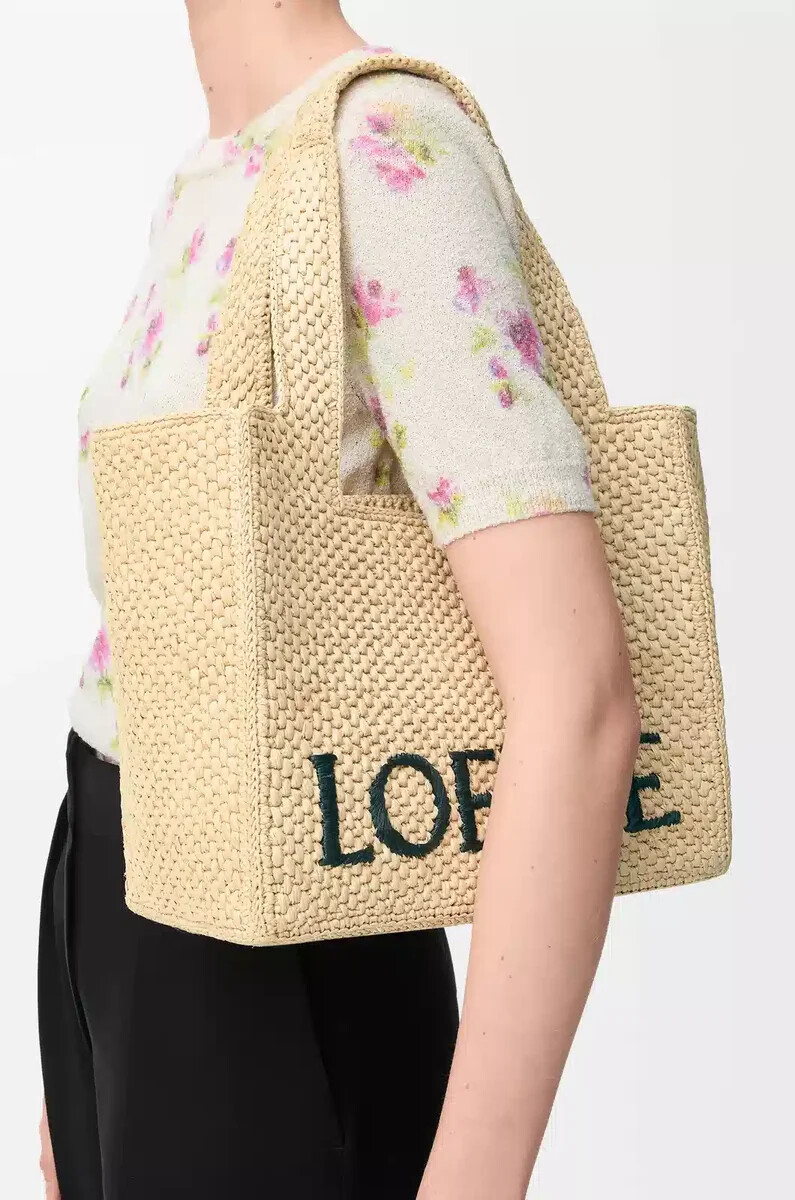 bolso tote mediano loewe font en rafia natural