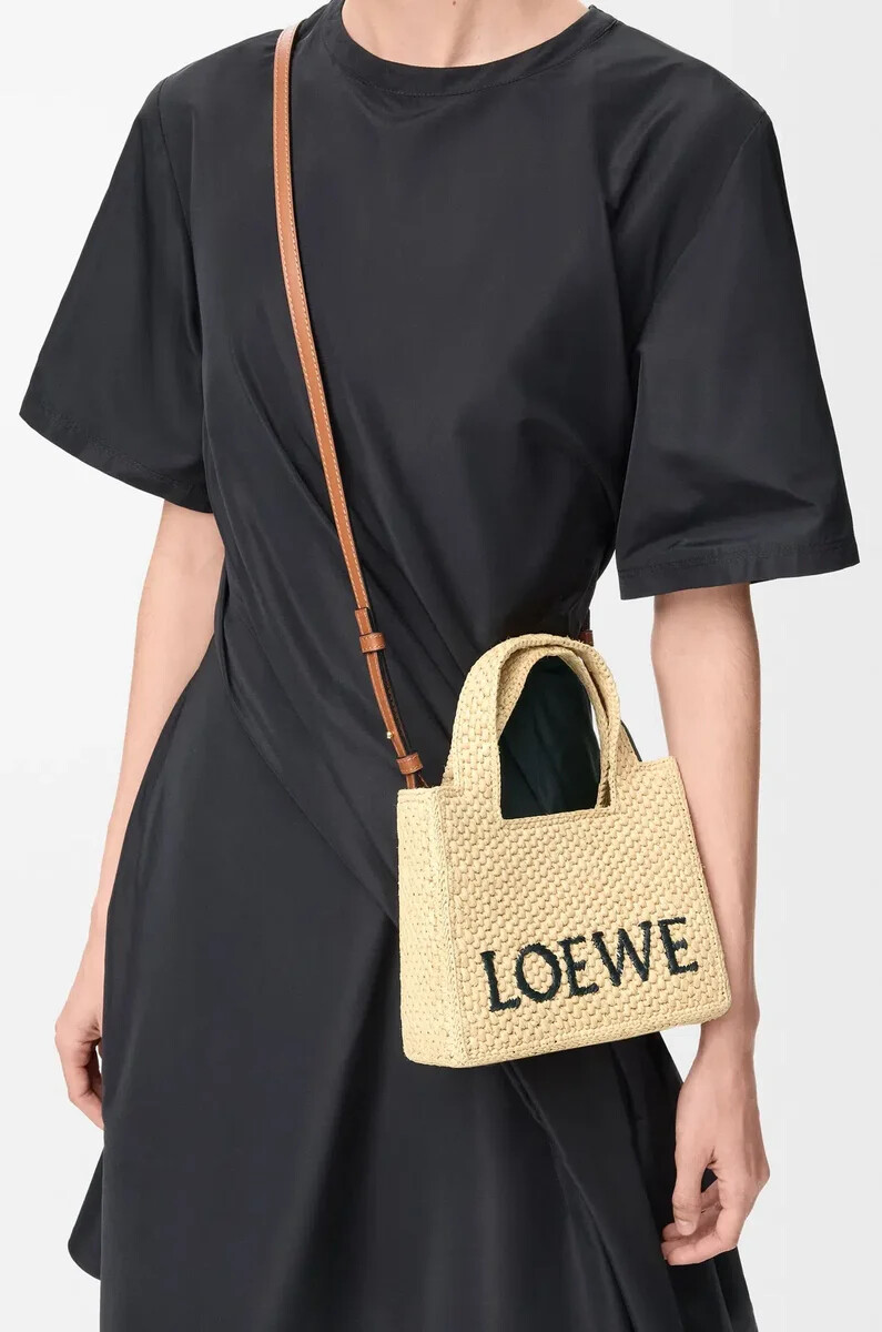 mini bolso tote loewe font en rafia natural