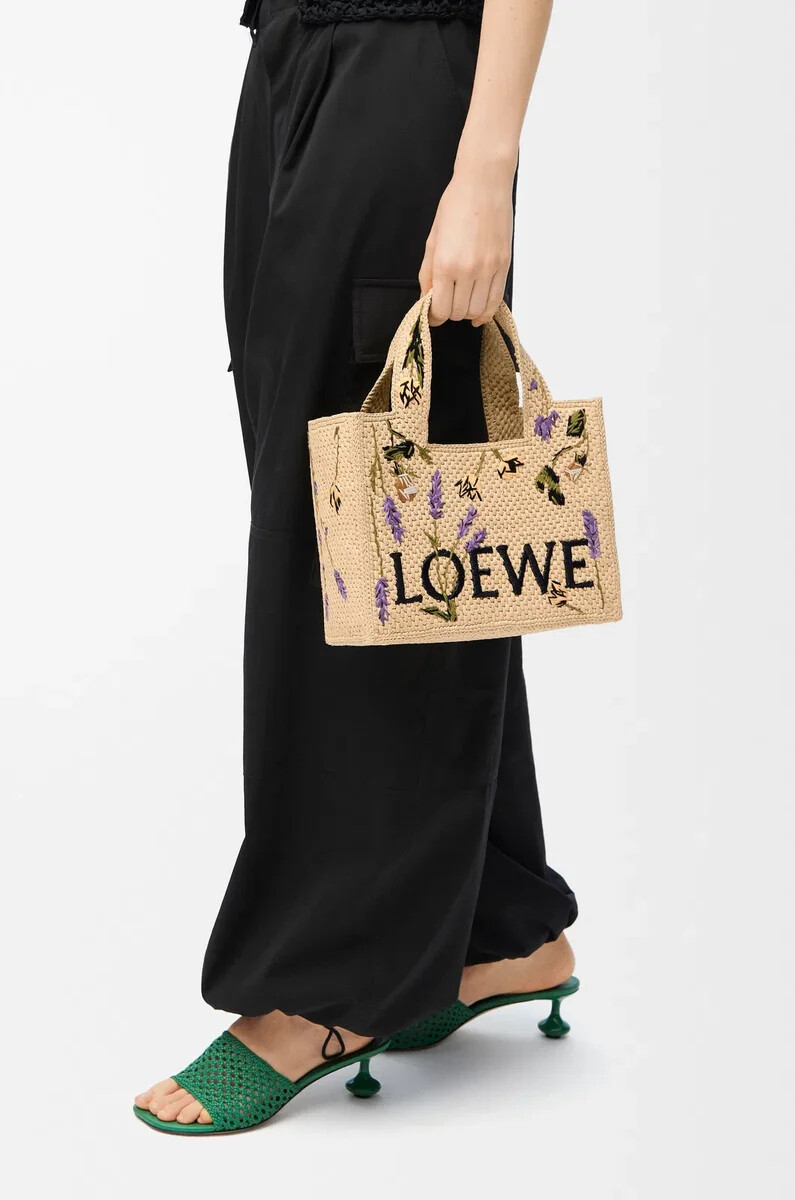 bolso tote pequeño loewe font en rafia natural
