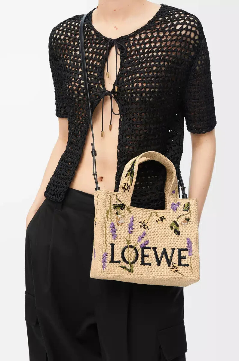bolso tote pequeño loewe font en rafia natural