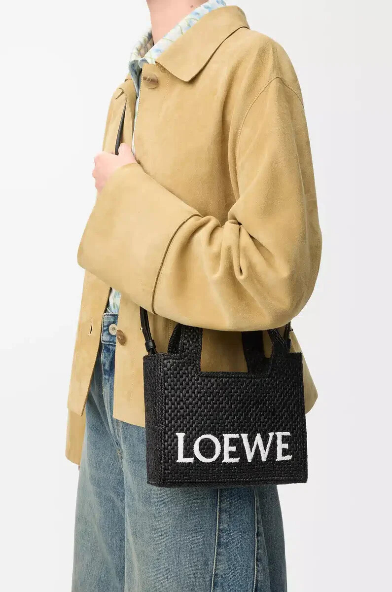 mini loewe font tote en rafia negro