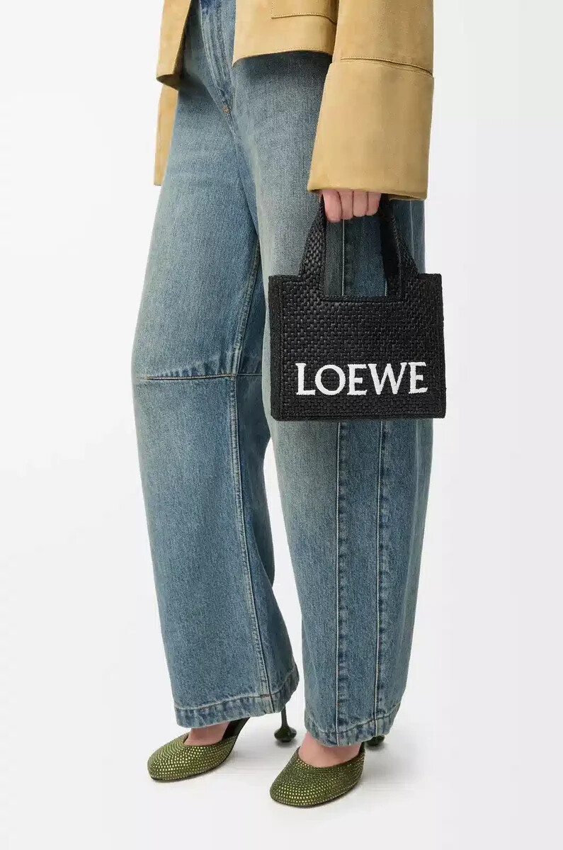 mini loewe font tote en rafia negro