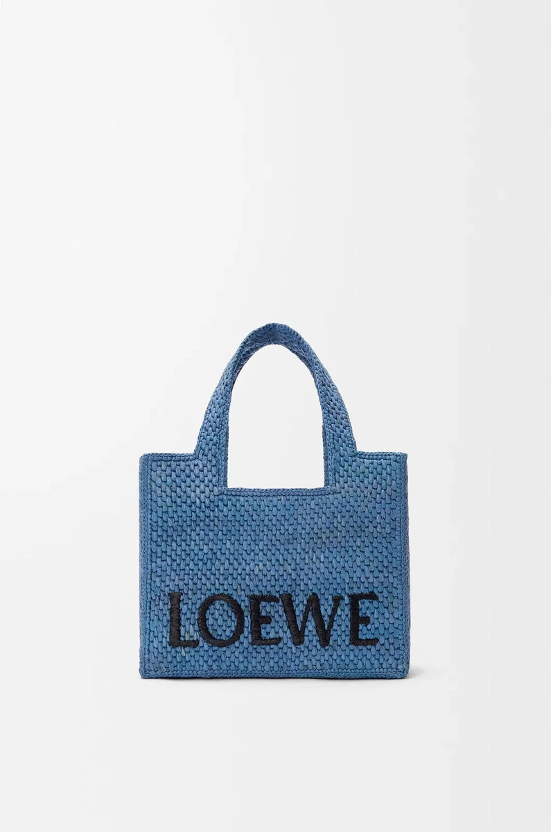 mini loewe font tote en rafia azul claro