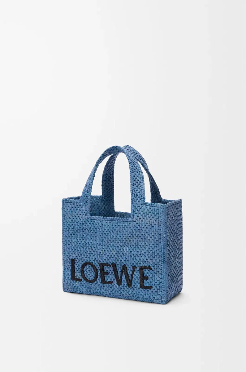 mini loewe font tote en rafia azul claro