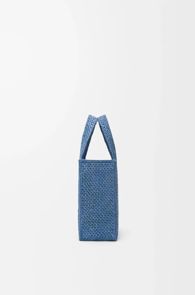 mini loewe font tote en rafia azul claro