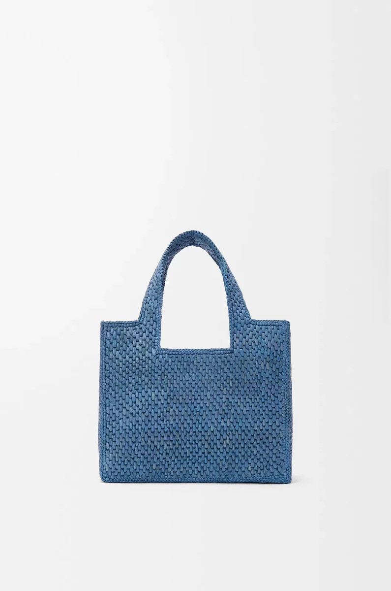 mini loewe font tote en rafia azul claro