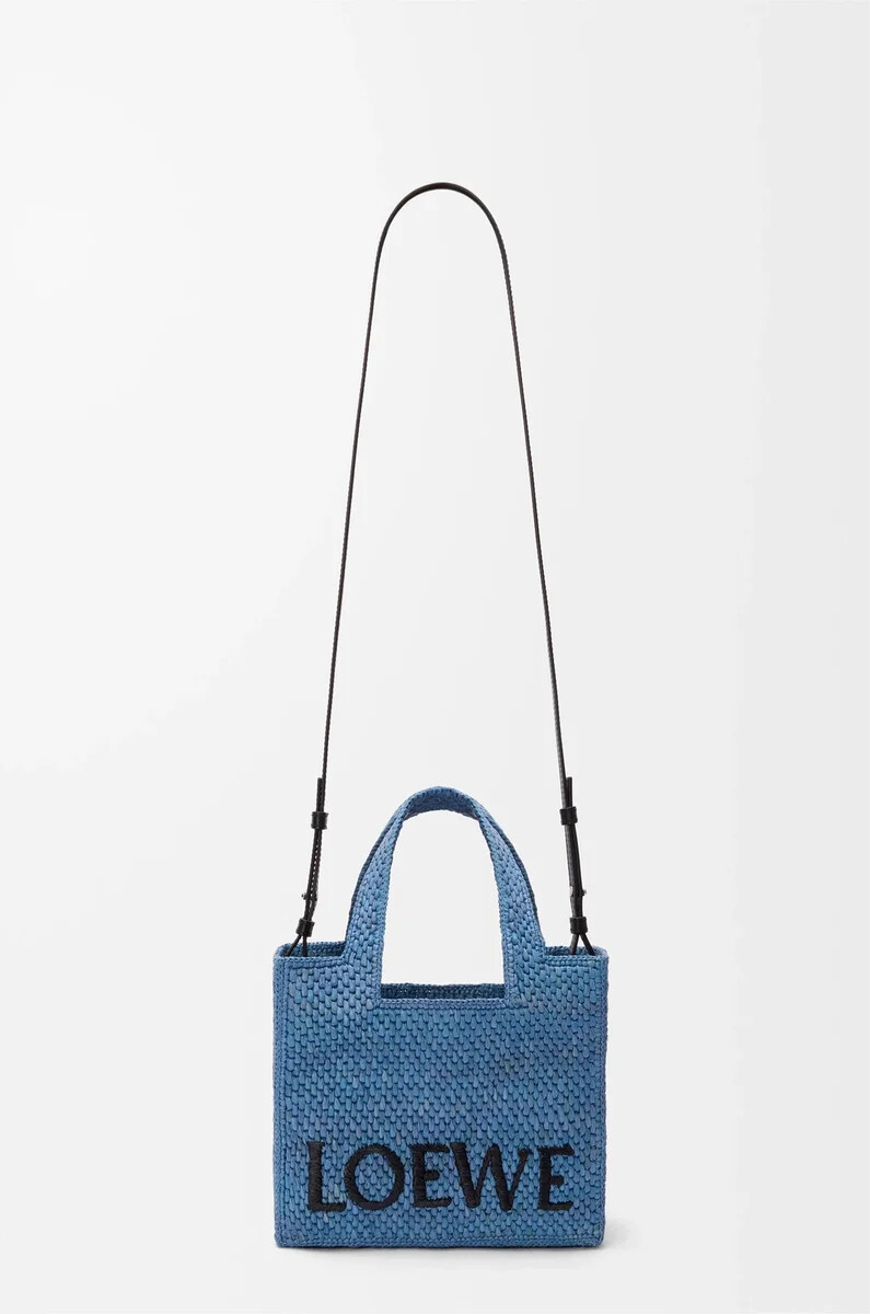 mini loewe font tote en rafia azul claro