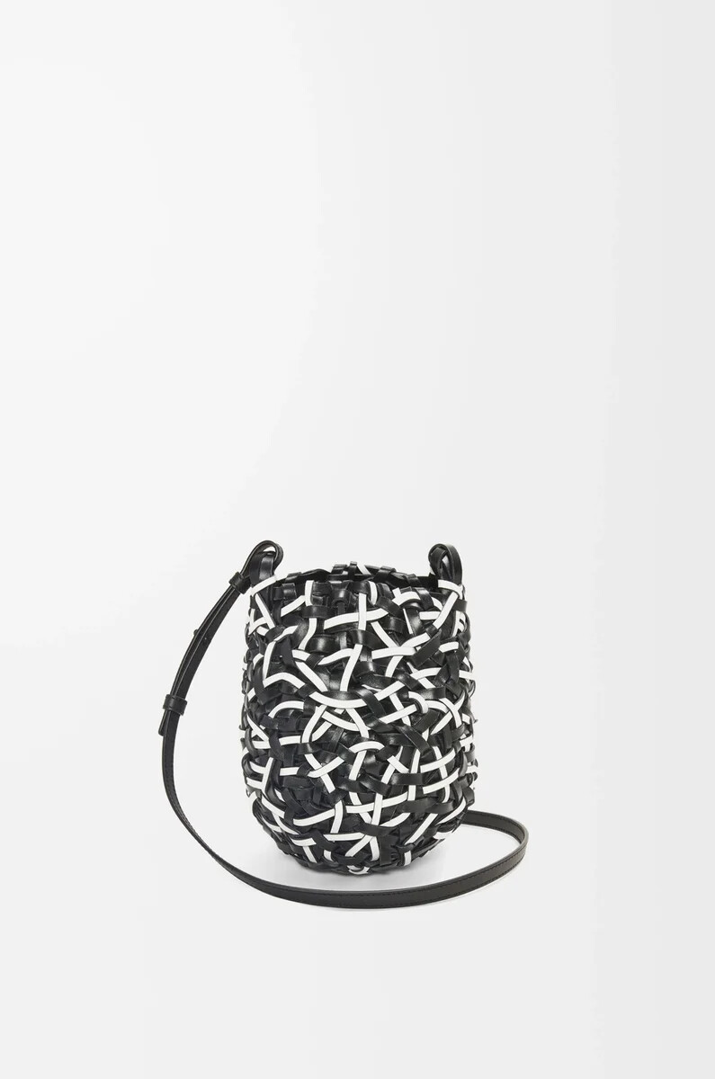 bolso pequeño nest basket de piel de becerro negroblanco