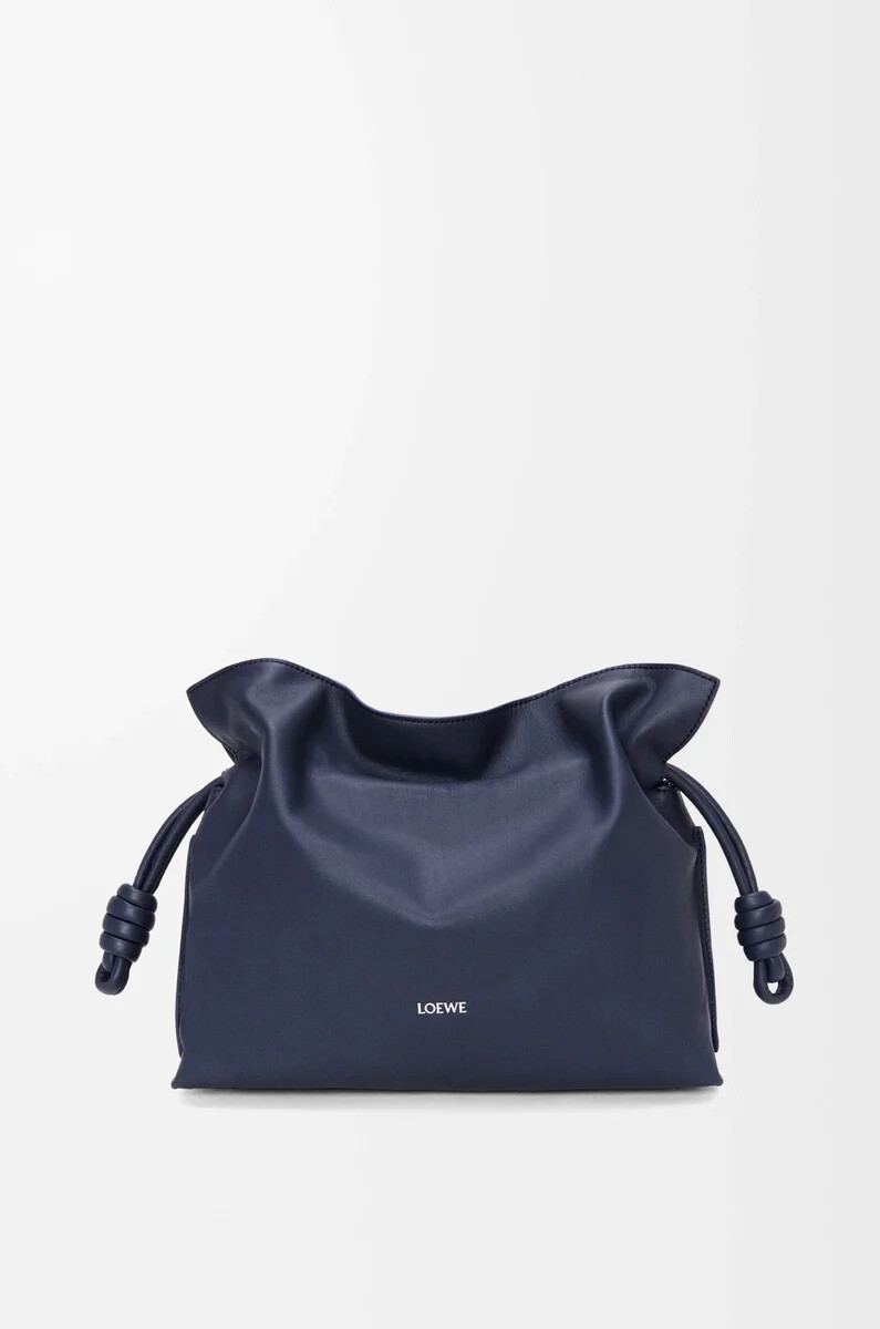 clutch flamenco mediano en piel de becerro napa azul abismo